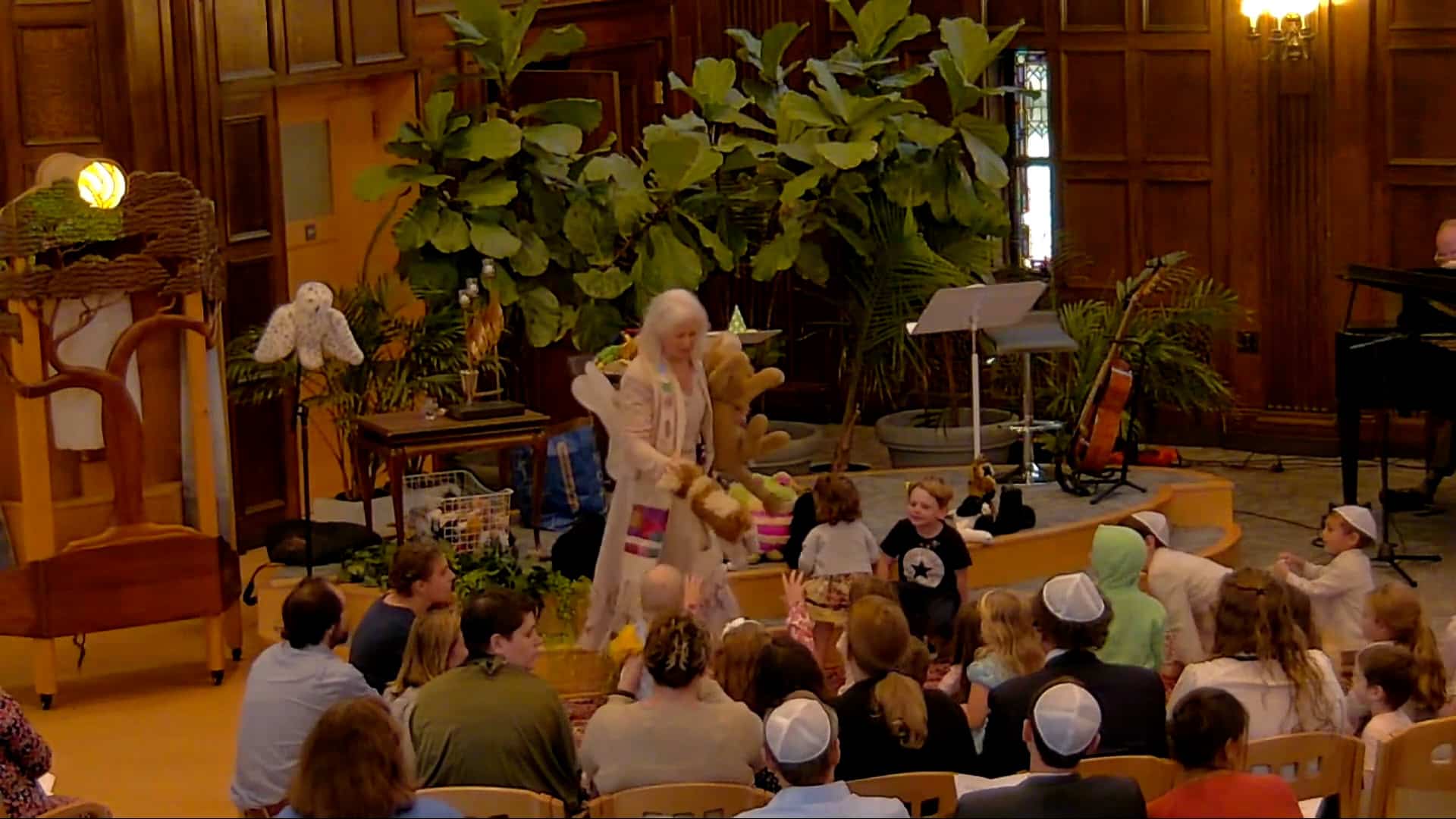 Young family erev rosh hashanah service 5784 temple israel of boston